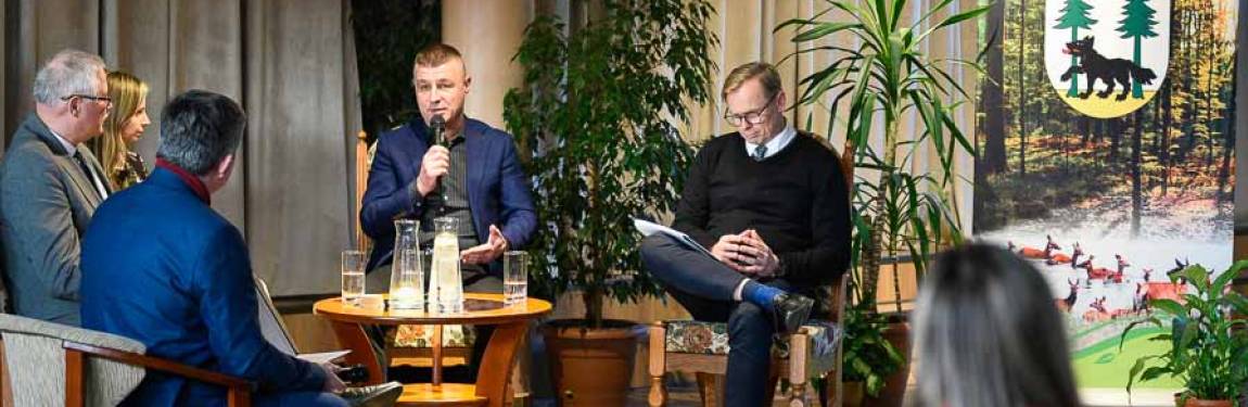 Debata, spotkanie, dyskusja