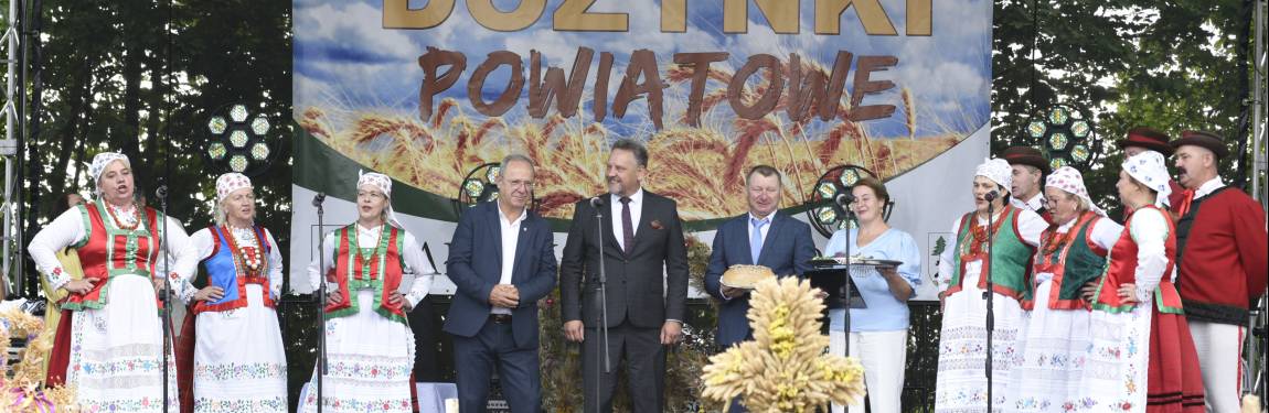 Dożynki, scena, dzielenie chlebem