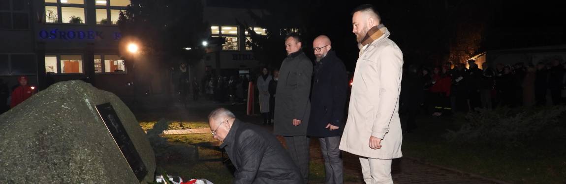 Uroczystość, pomnik, patriotyzm, składanie kwiatów