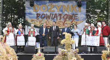 Dożynki, scena, dzielenie chlebem