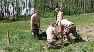 Żołnierze sił NATO stacjonujący w Bemowie Piskim pomagają w SOSW Łupki